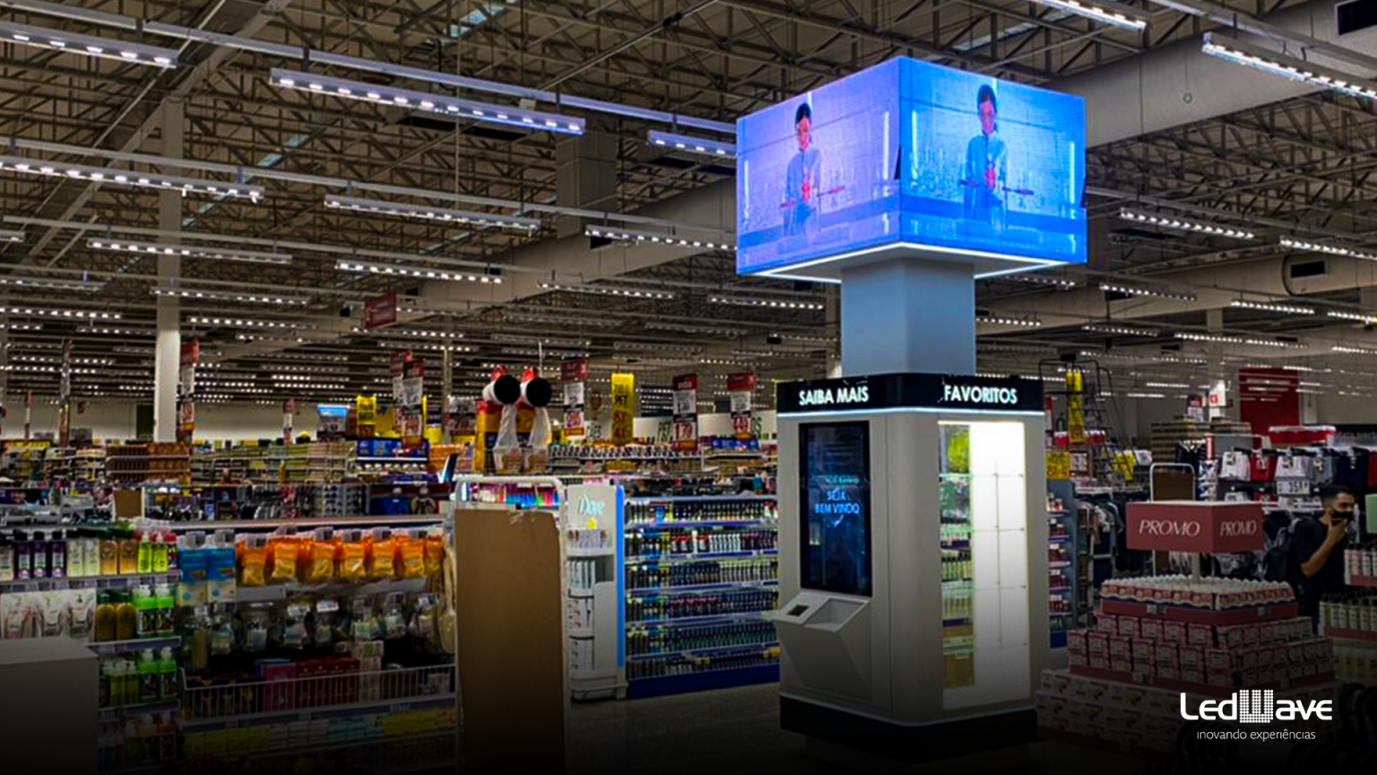 painel de LED para atacarejo instalado em corredor de rede atacadista