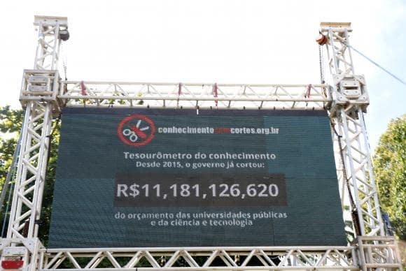 Universidade Federal do Rio de Janeiro lança painel de LED Tesourômetro