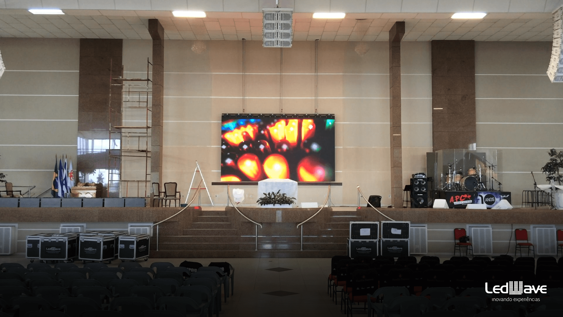 Crie um ambiente acolhedor e envolvente em seu centro religioso com painéis de LED