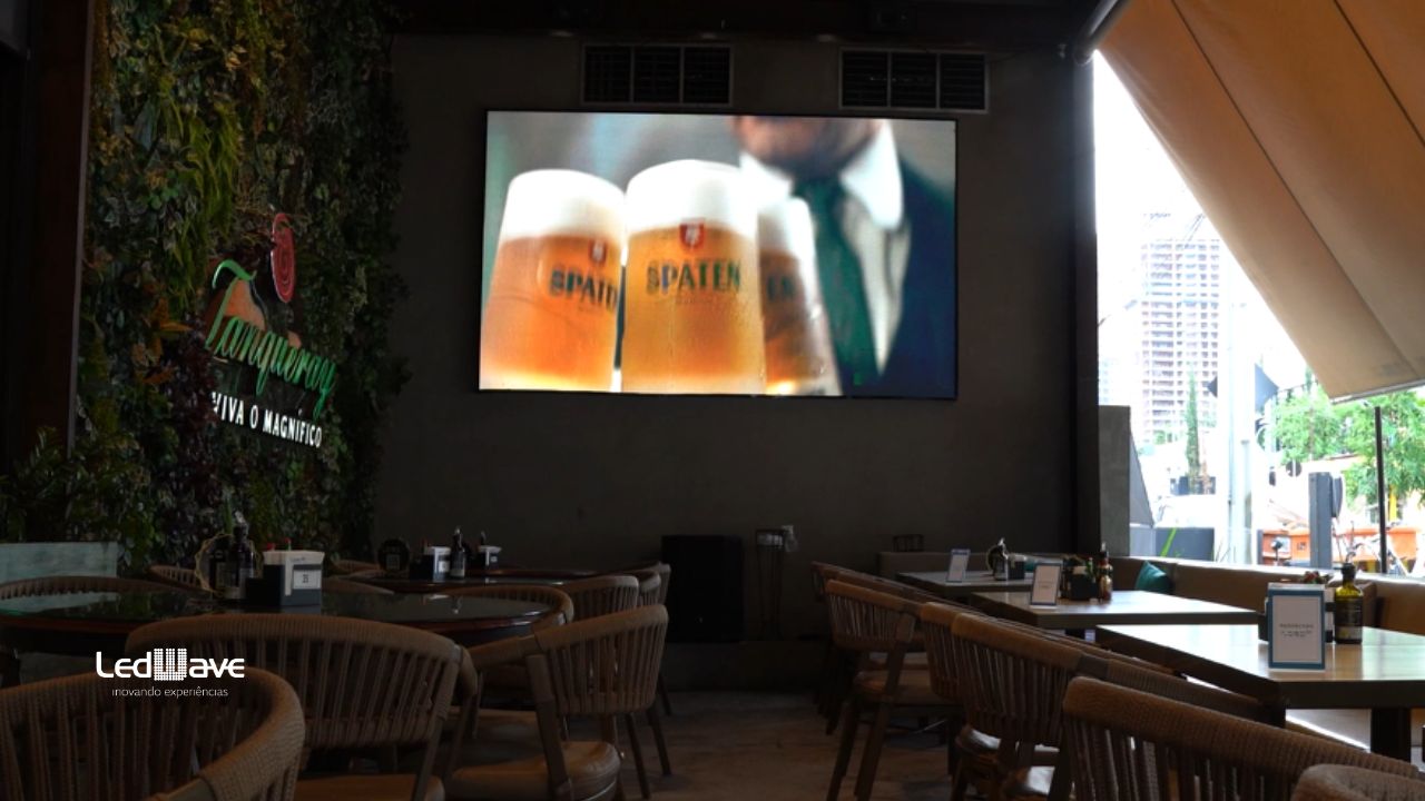 Fachada com LED: mais visibilidade para bares e restaurantes